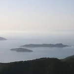 Ξενοδοχείο με διαμερίσματα αττάβυρος Έμπωνας