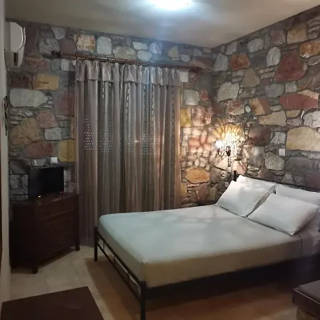 アパートホテル Ataviros 2*