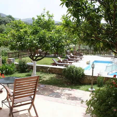 Ataviros アパートホテル