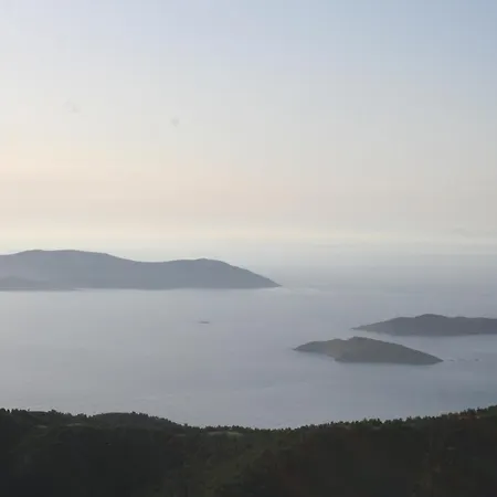 アパートホテル Ataviros Émbonas